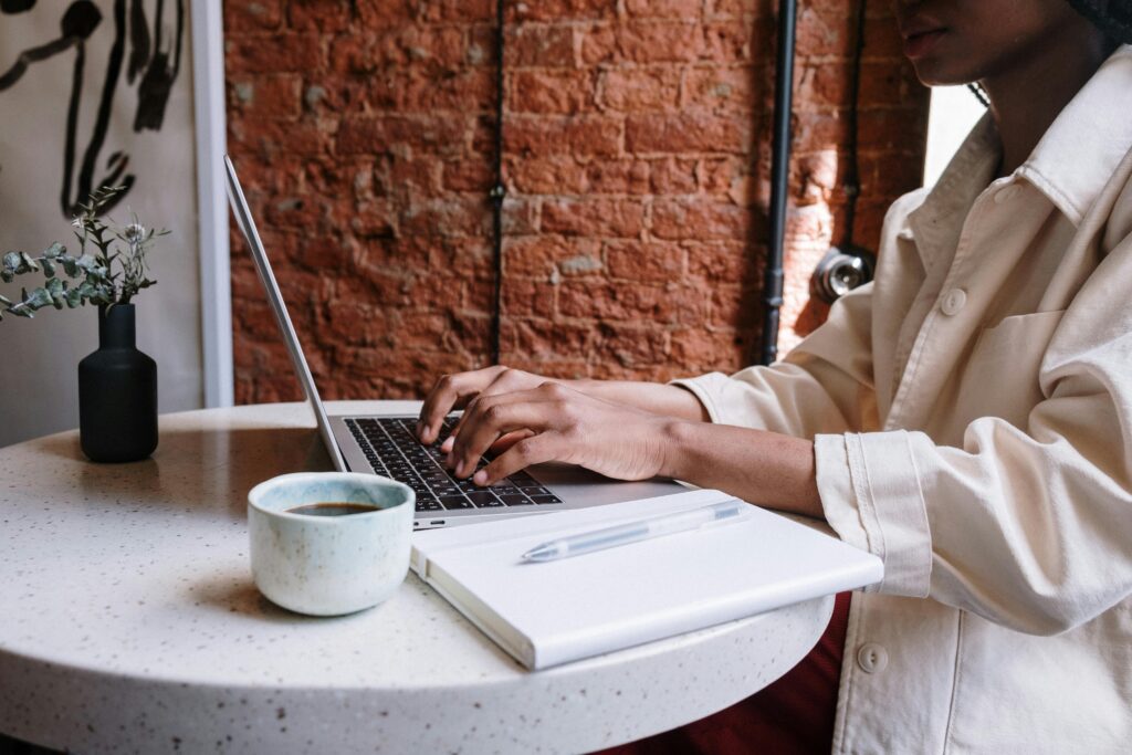 Read more about the article The Art of Blogging For Opticians: From Blank Page to Brilliant Post